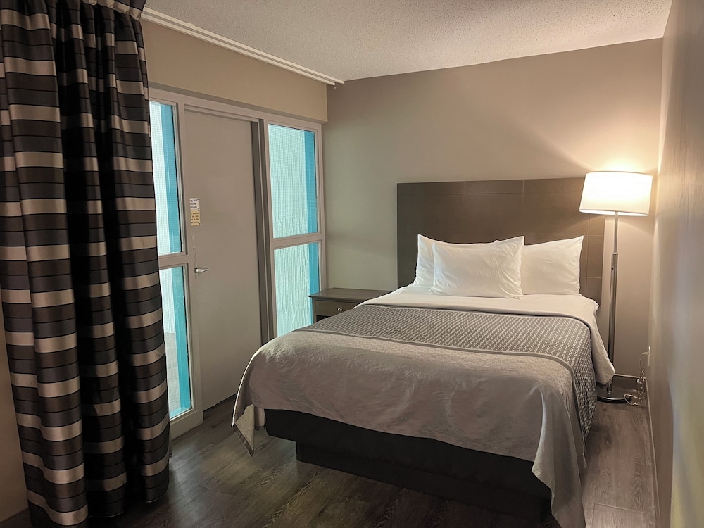 Family Studio Suite, Non Smoking (3 Queen Beds) photo 3