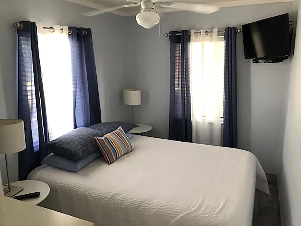 Deluxe Suite, 1 Queen Bed with Sofa bed photo 2