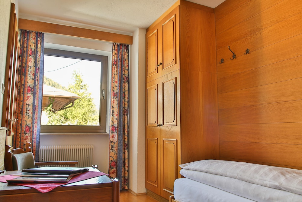 Basic Triple Room photo 2