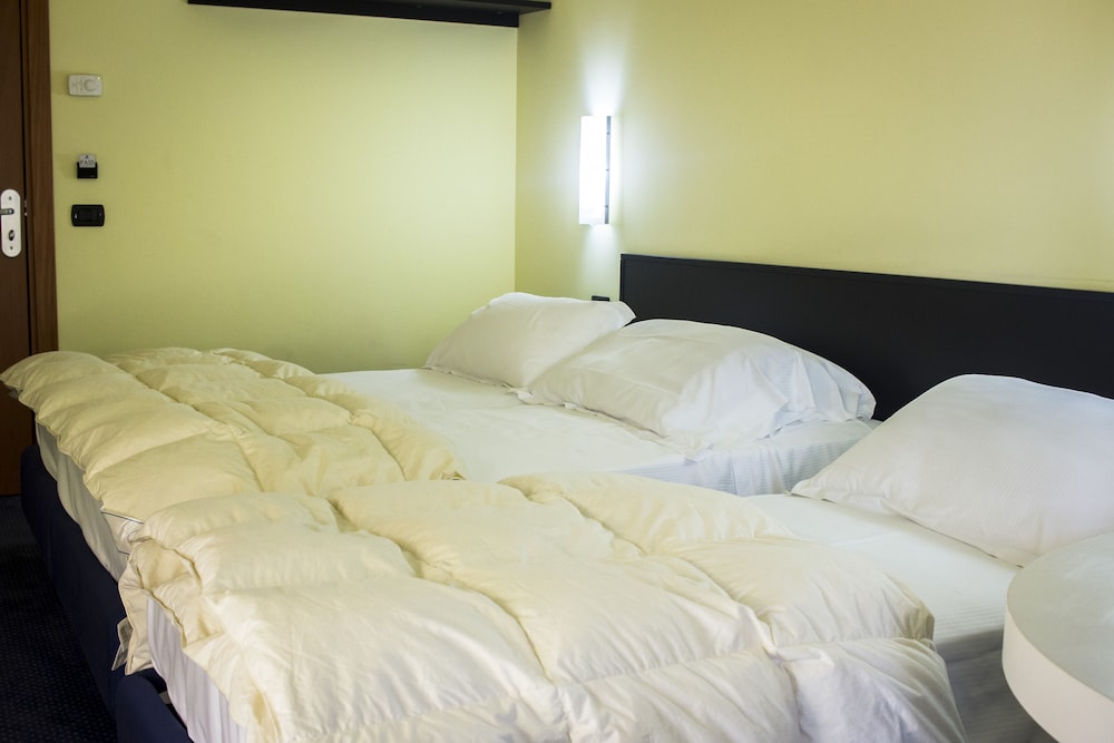 Standard Room, Multiple Beds - Photo 1