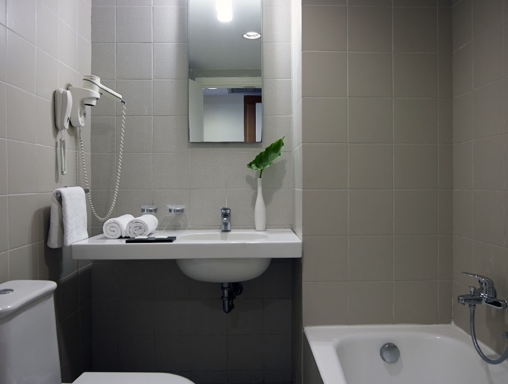 Classic Twin Room (with Small Balcony) photo 3