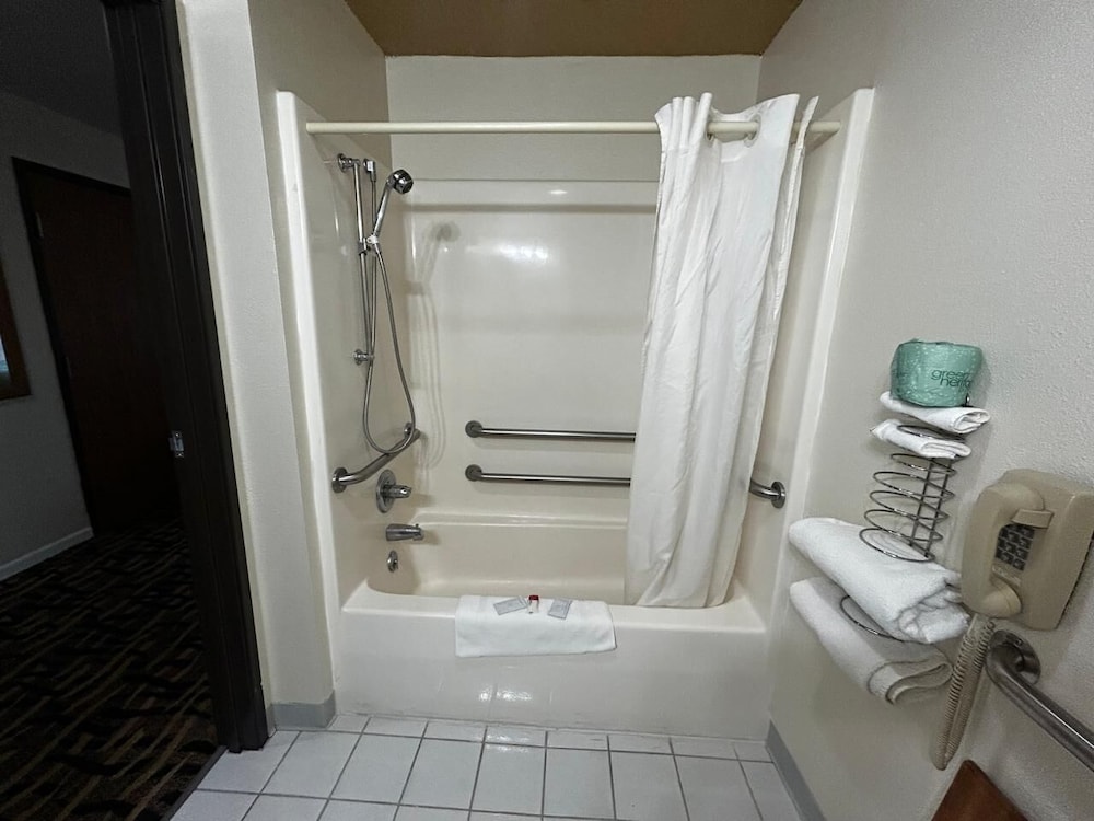 Queen Bed Accessible - Photo 4