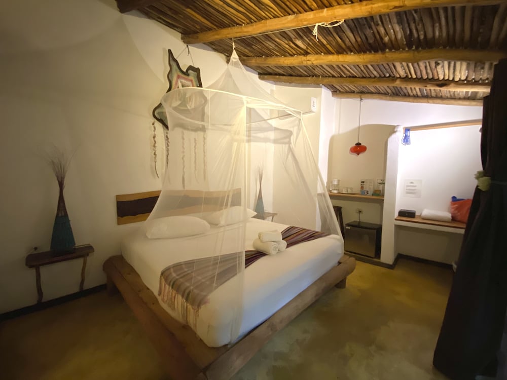 Deluxe Bungalow, 1 King Bed, Poolside