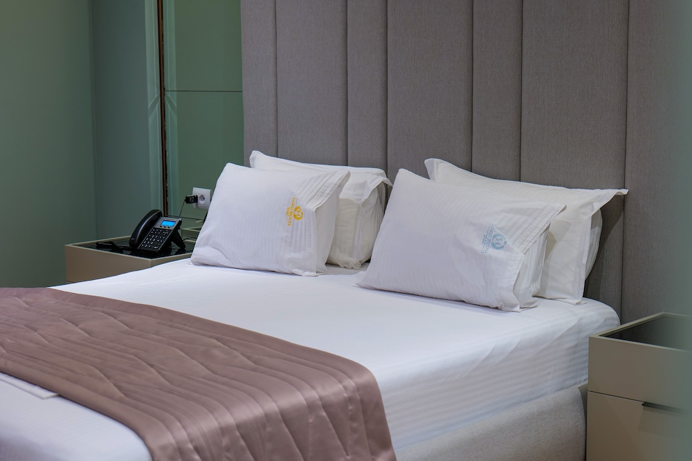 Deluxe King Suite
