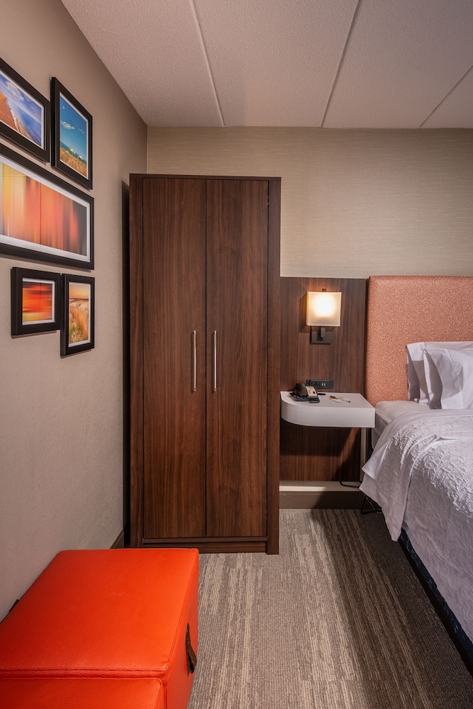 Room, 1 King Bed, Refrigerator & Microwave - Photo 3