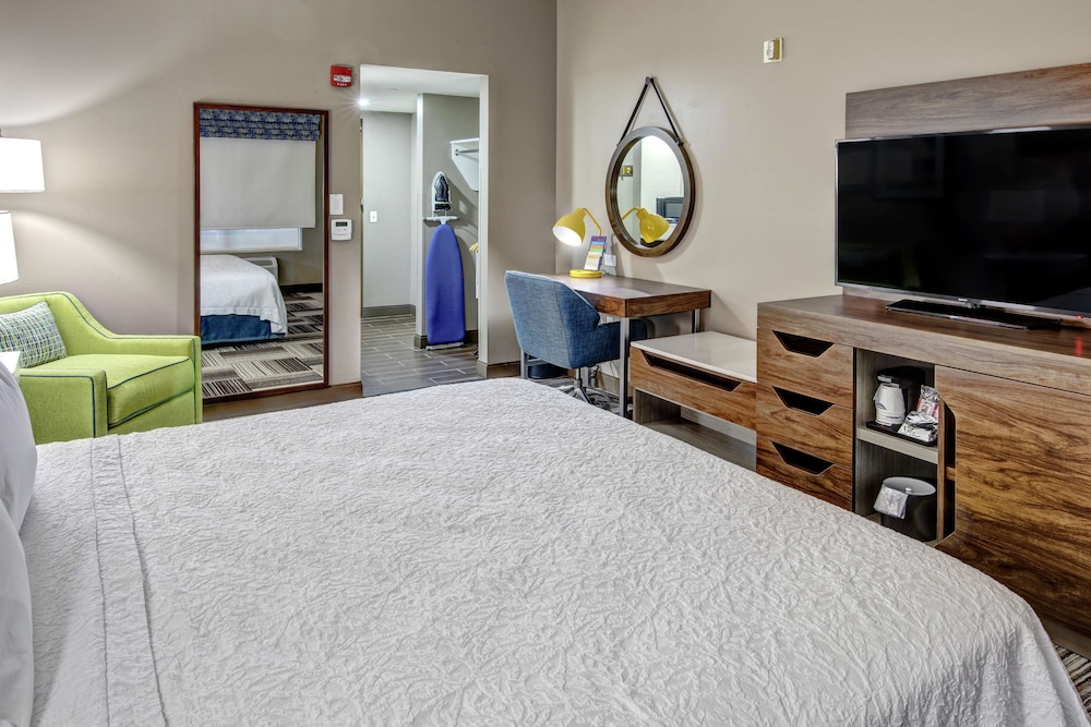 Room, 1 King Bed, Refrigerator & Microwave - Photo 4