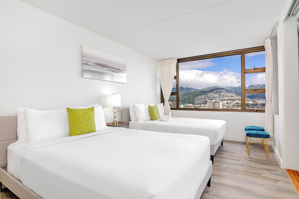 High Floor Mountain View Condo with 2 Beds and Parking: Condo, 1 Bedroom, Mountain View (0152) photo