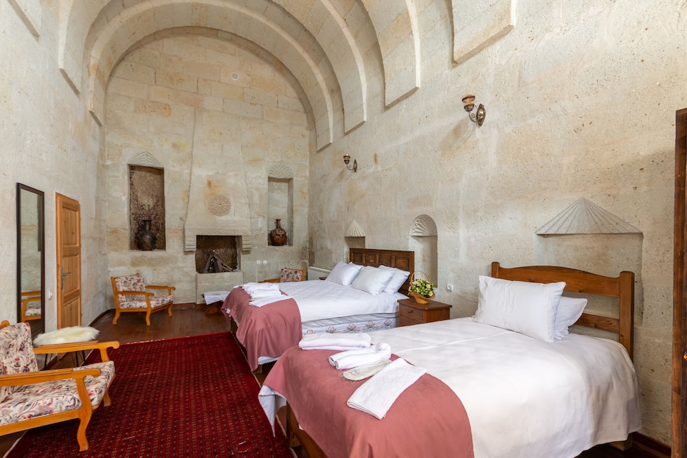 Traditional Triple Room, Multiple Beds photo 1