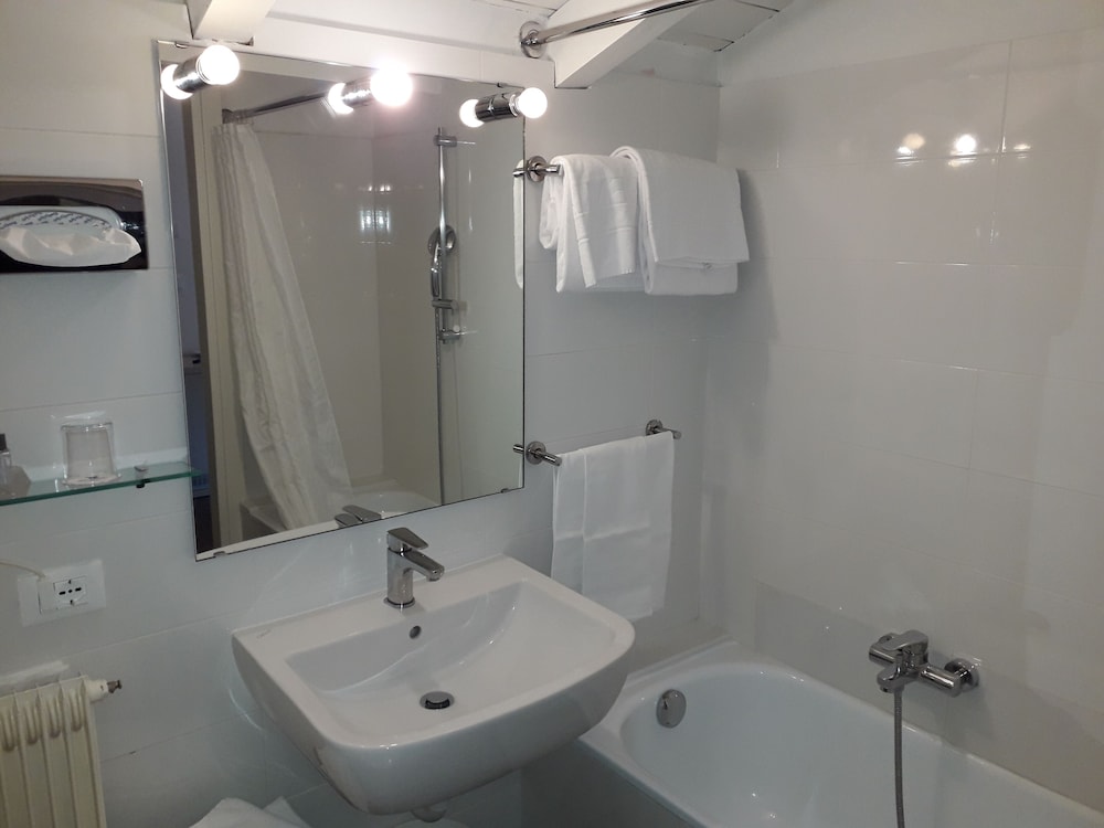 Classic Double or Twin Room - Photo 5