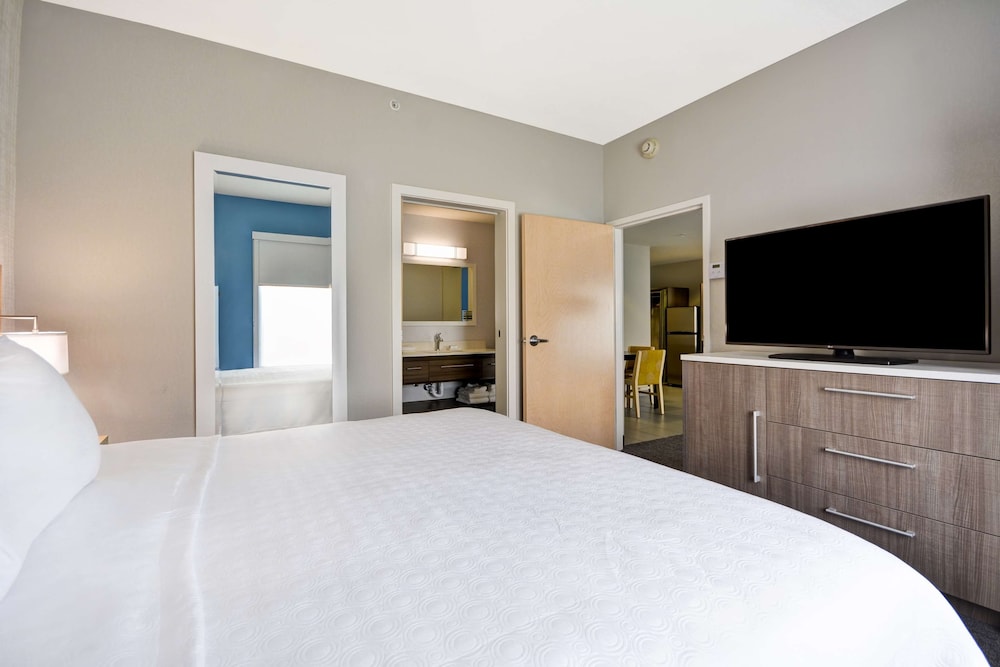 Suite, 1 King Bed, Accessible, Bathtub photo 3
