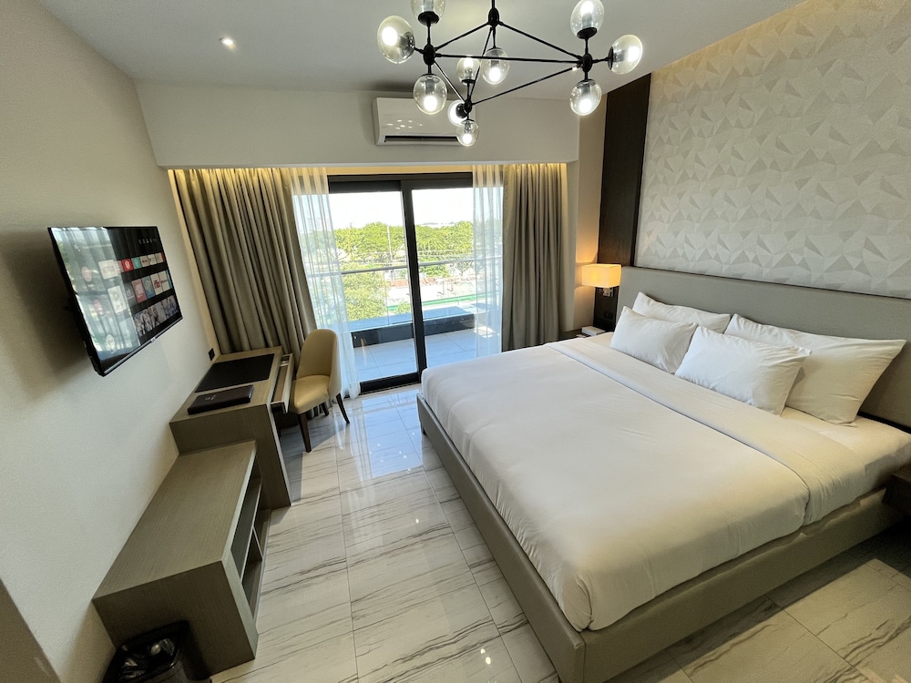 Executive Suite - Photo 2