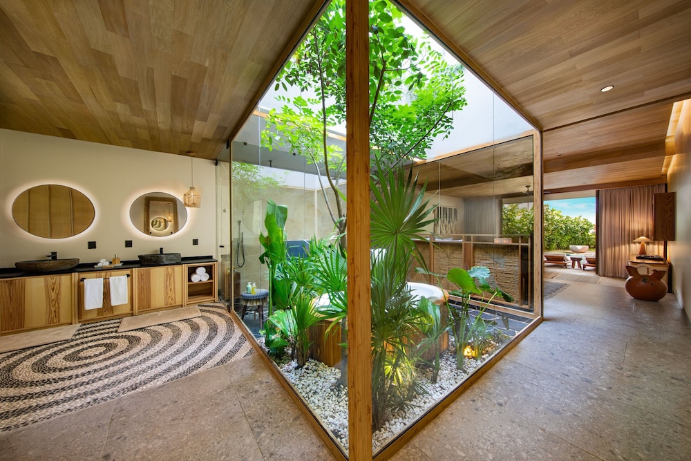 Supreme Suite Oceanfront King Beach front access, Plunge Pool and Hot Tub
