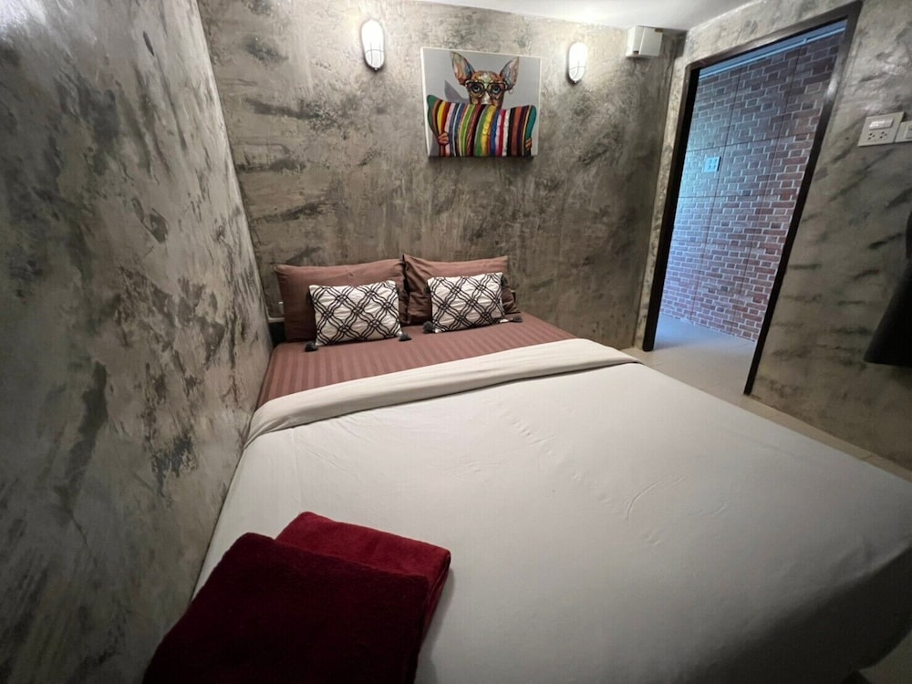 Basic Room, 1 Queen Bed - Photo 7