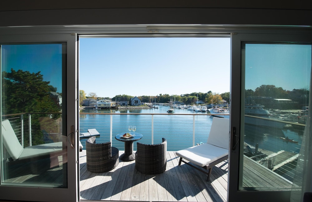 Suite (Admiral Suite with Deck) photo 1