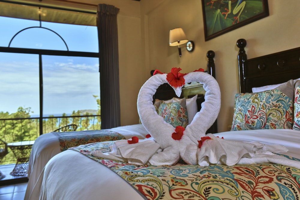 Deluxe Room with Partial Ocean View Two Beds - Photo 4