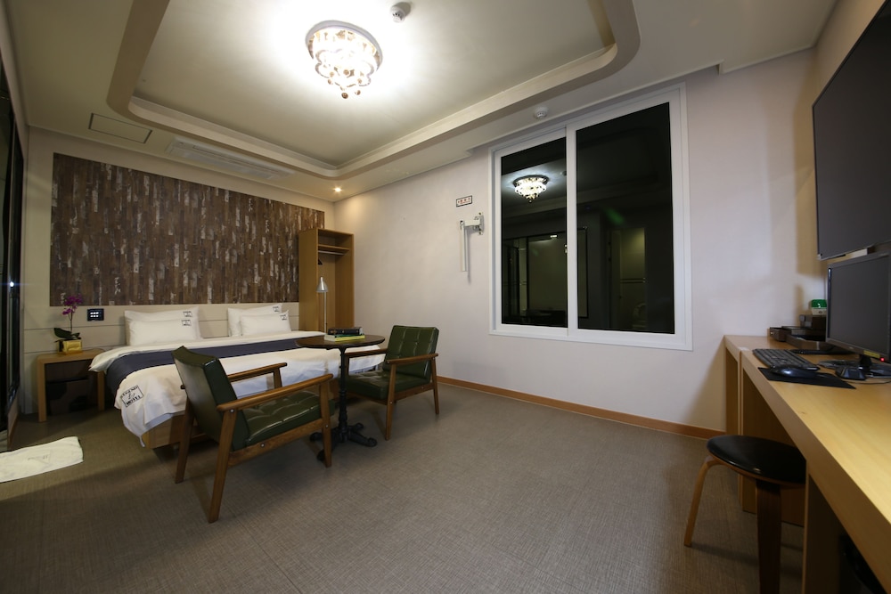Family Room photo 3