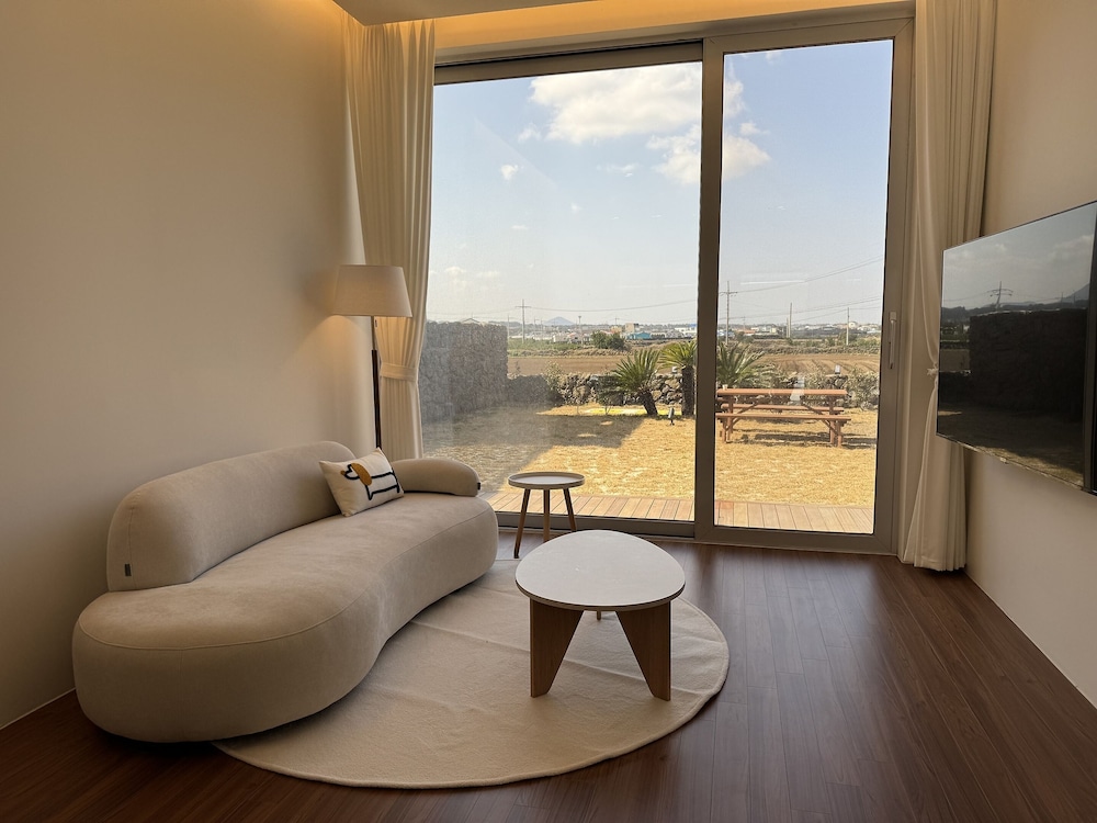 Basic Room, 3 Bedrooms (Private House F (Bench))