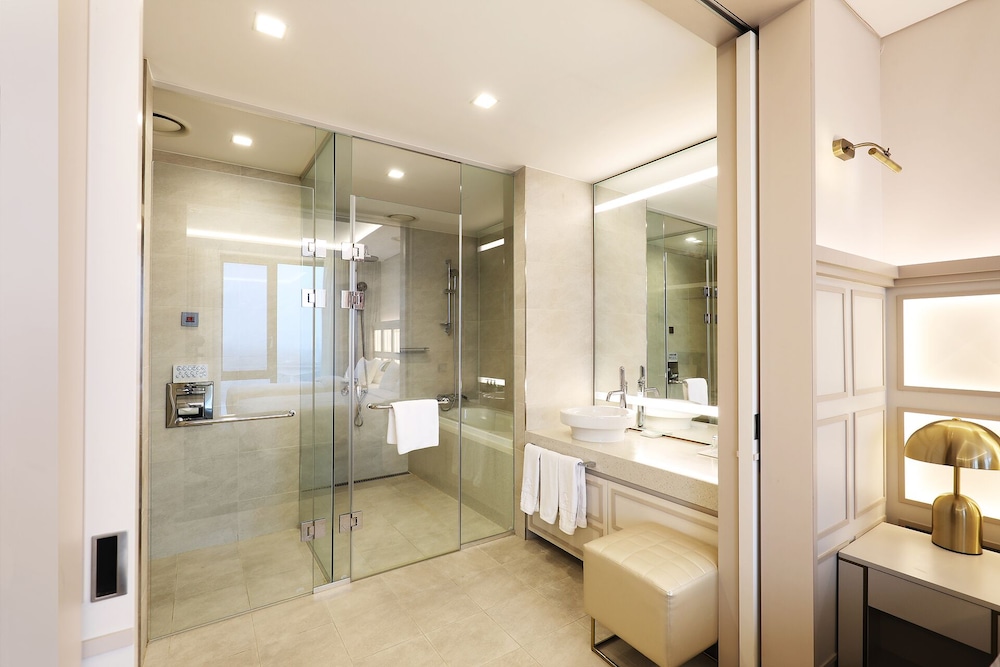 Junior Suite Family Twin (Complimentary Pool Access for 3) - Photo 2