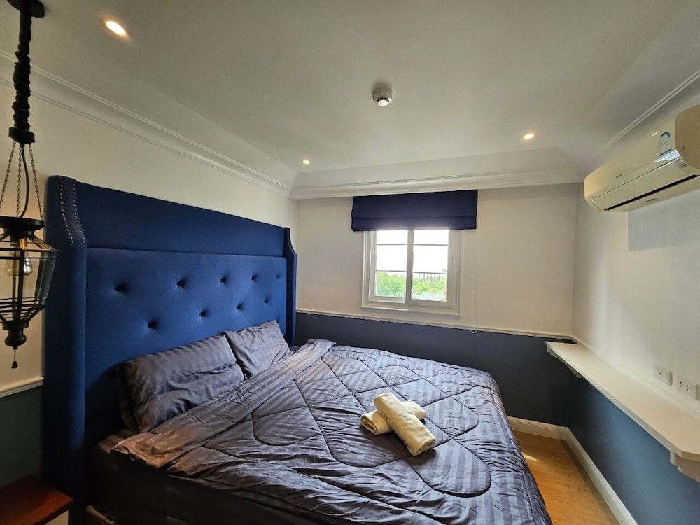 Deluxe Condo, Partial Sea View