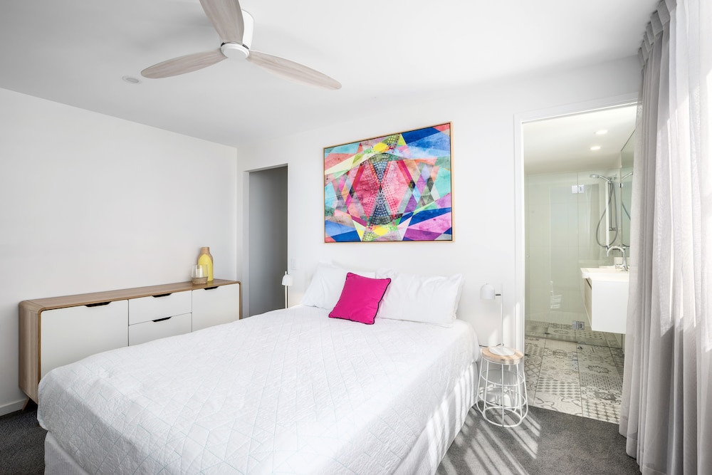 2 Bedroom Superior Family Beachfront Apartment photo 3