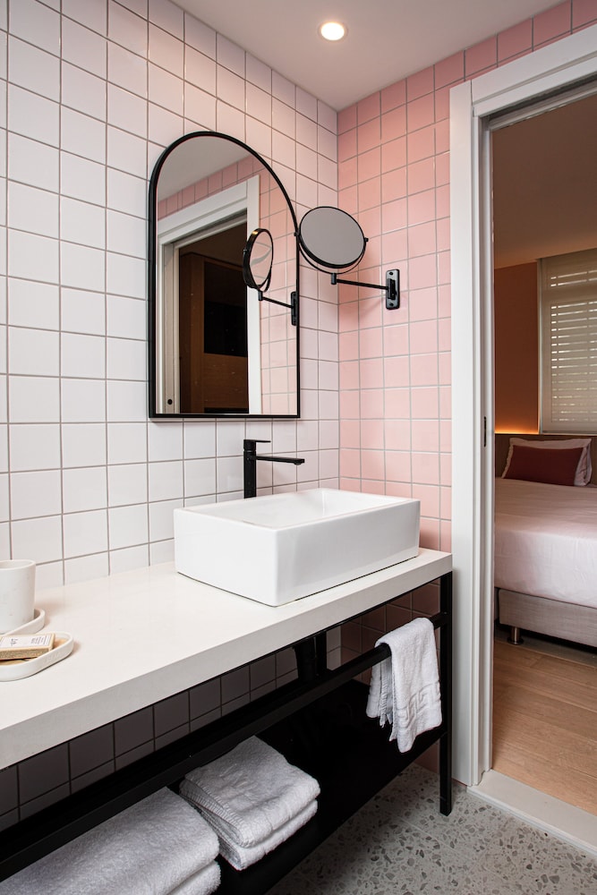 Premium Double or Twin Room - Photo 10