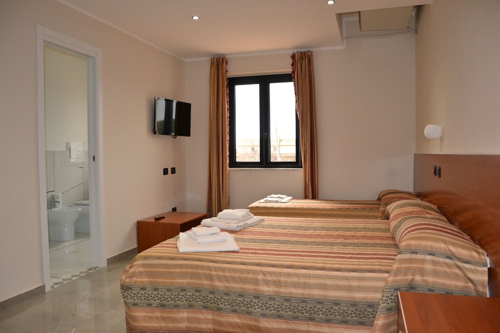 Classic Triple Room, Ensuite, Courtyard View photo 3