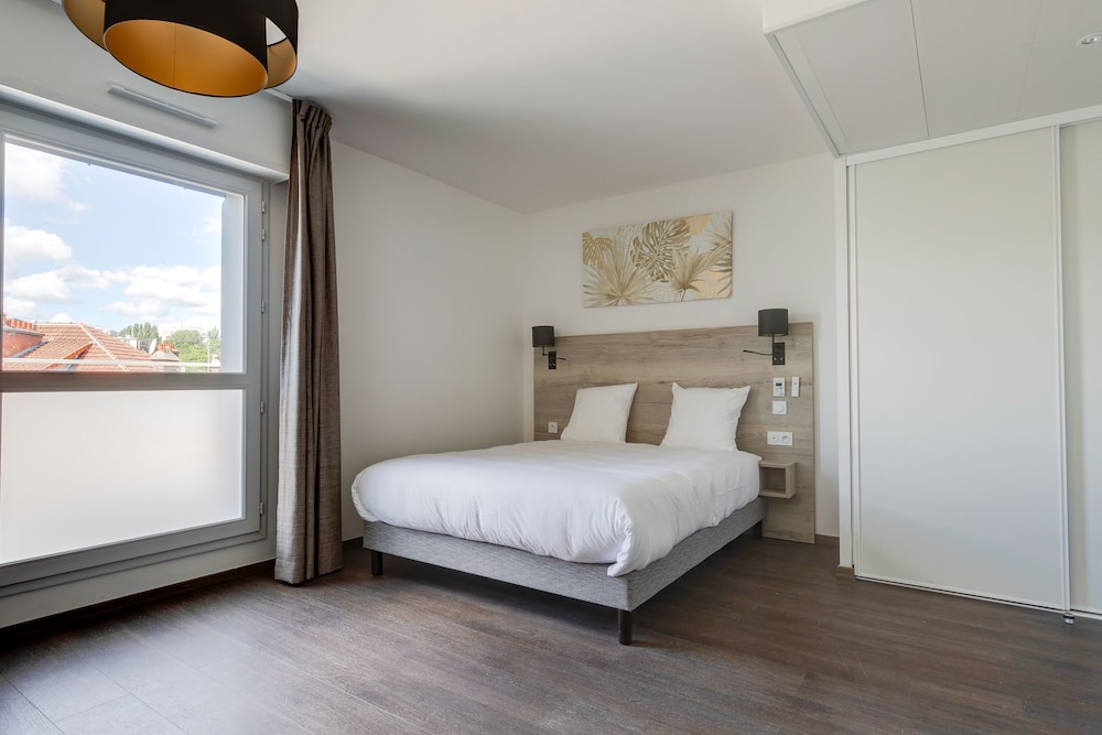 Executive Studio, 1 Queen Bed with Sofa bed