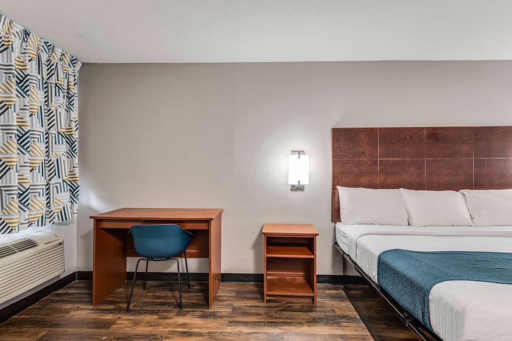 Deluxe Room, 1 King Bed, Accessible, Smoking photo 1