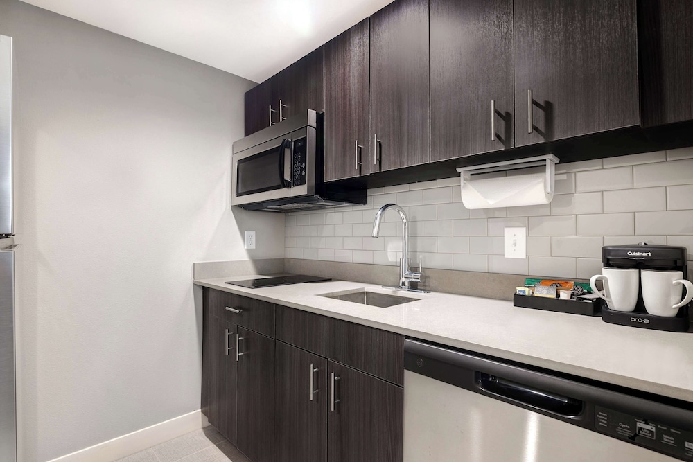 Suite, 1 Bedroom - Photo 3