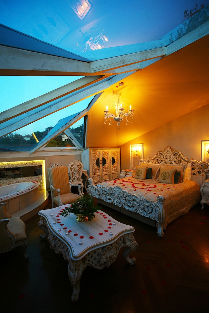 LUX QUEEN ROOM - SEA VIEW photo 2