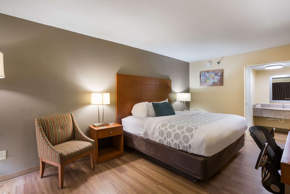Standard Room, 1 King Bed, Non Smoking - Photo 4
