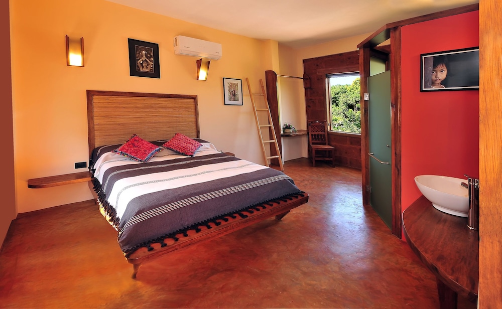 Classic Double Room, 1 Queen Bed, Private Bathroom, Garden View