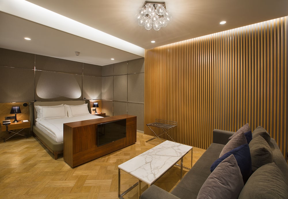 Romantic Suite, 1 Queen Bed with Sofa bed, Bathtub photo 2