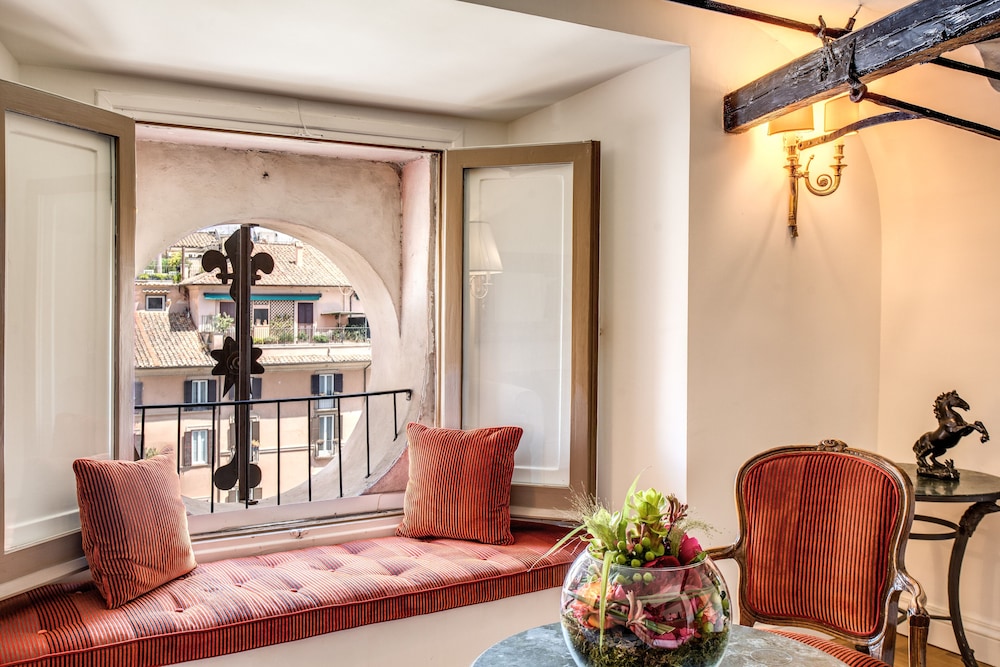 Deluxe Suite, 1 Queen Bed, City View thumbnail 5