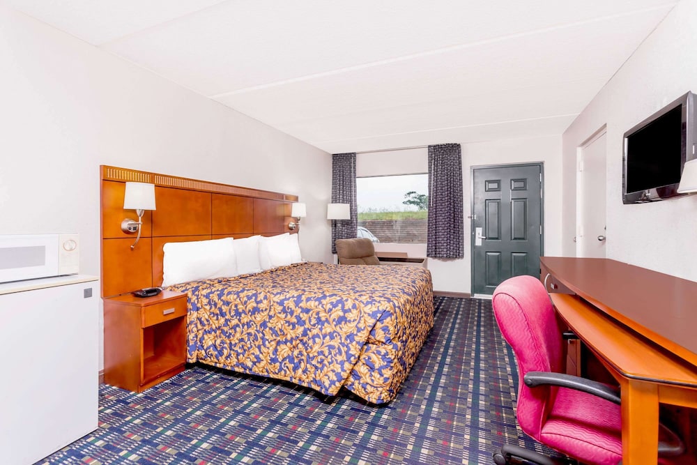 1 King Bed, Mobility Accessible Room, Bathtub w/ Grab Bars, Non-Smoking - Photo 4
