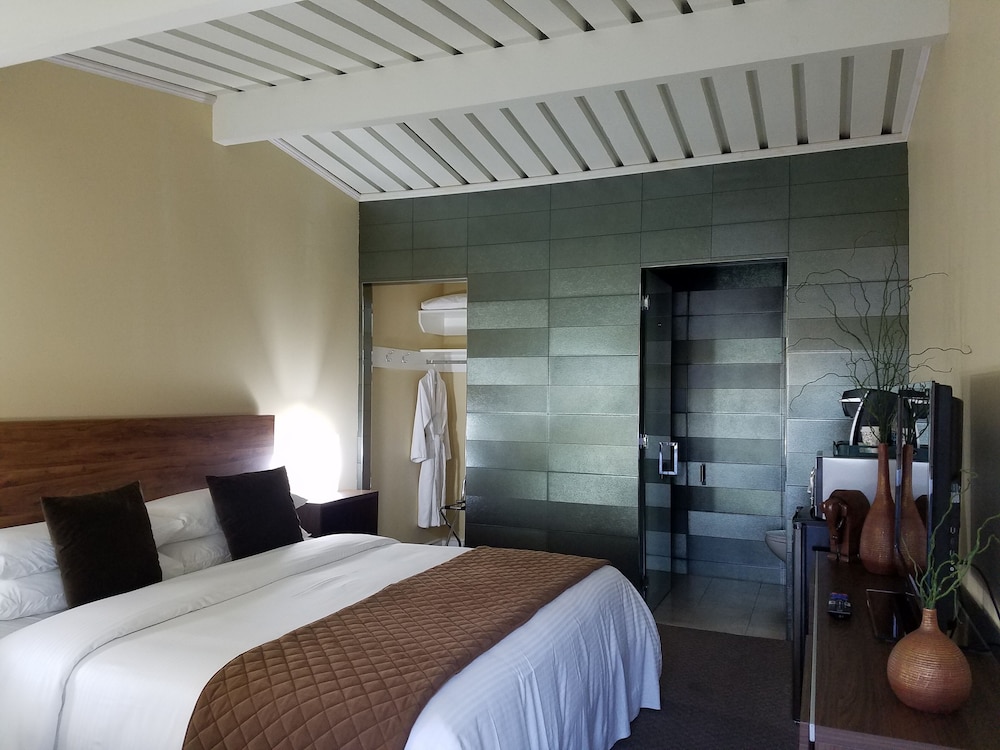 Signature Room, 1 King Bed, Non Smoking photo 1