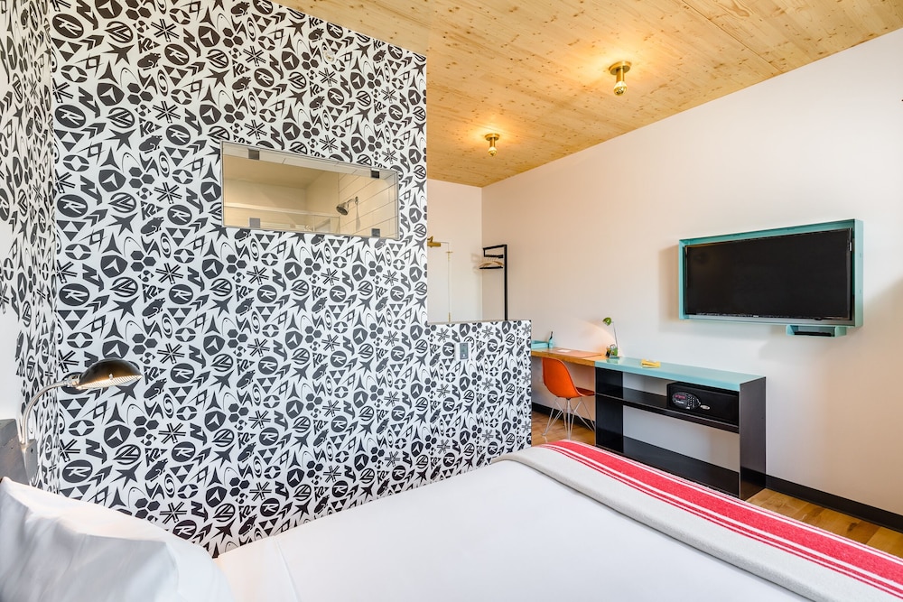Standard Room, 1 Queen Bed (Micro Queen) photo 2