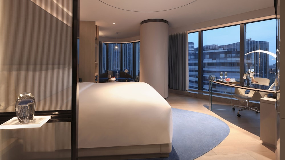 Junior Suite, 1 King Bed thumbnail 5