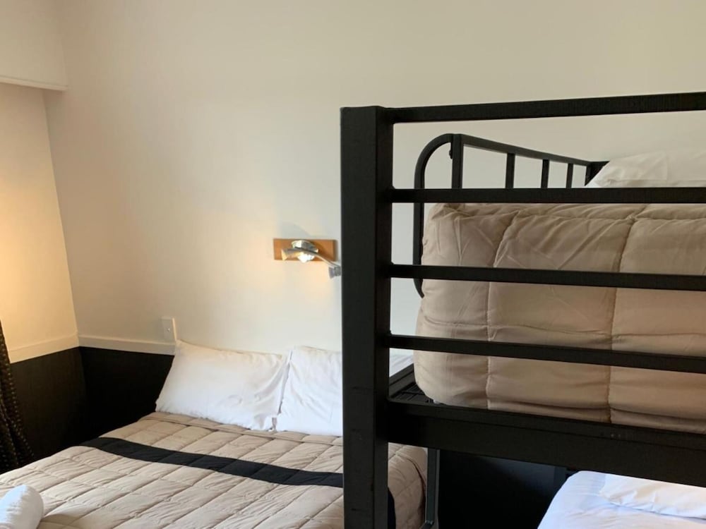 Six Bed Ensuite Dorm photo 3