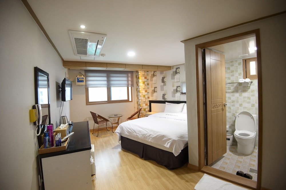 Deluxe Room (Personal Netflix account available) photo 2