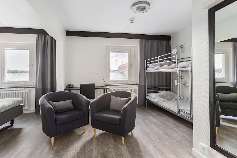 Standard Room, Multiple Beds, Non Smoking (1 extra Single bed) photo 3