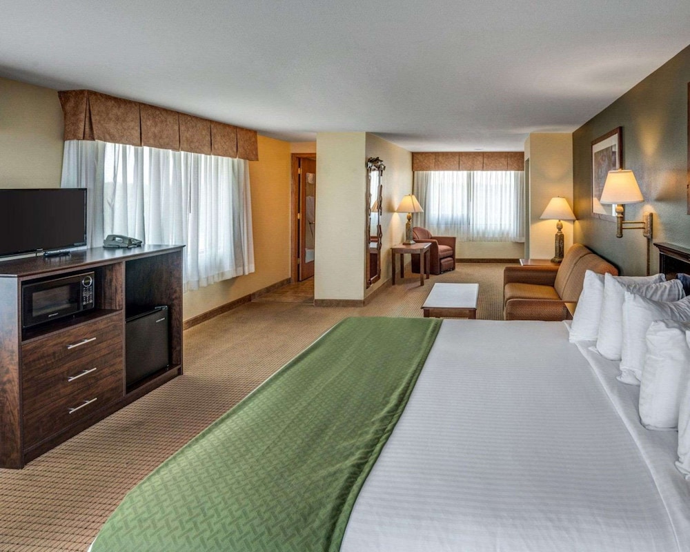 Suite, 1 King Bed, Non Smoking, Lake View (Upper Floor) photo 2
