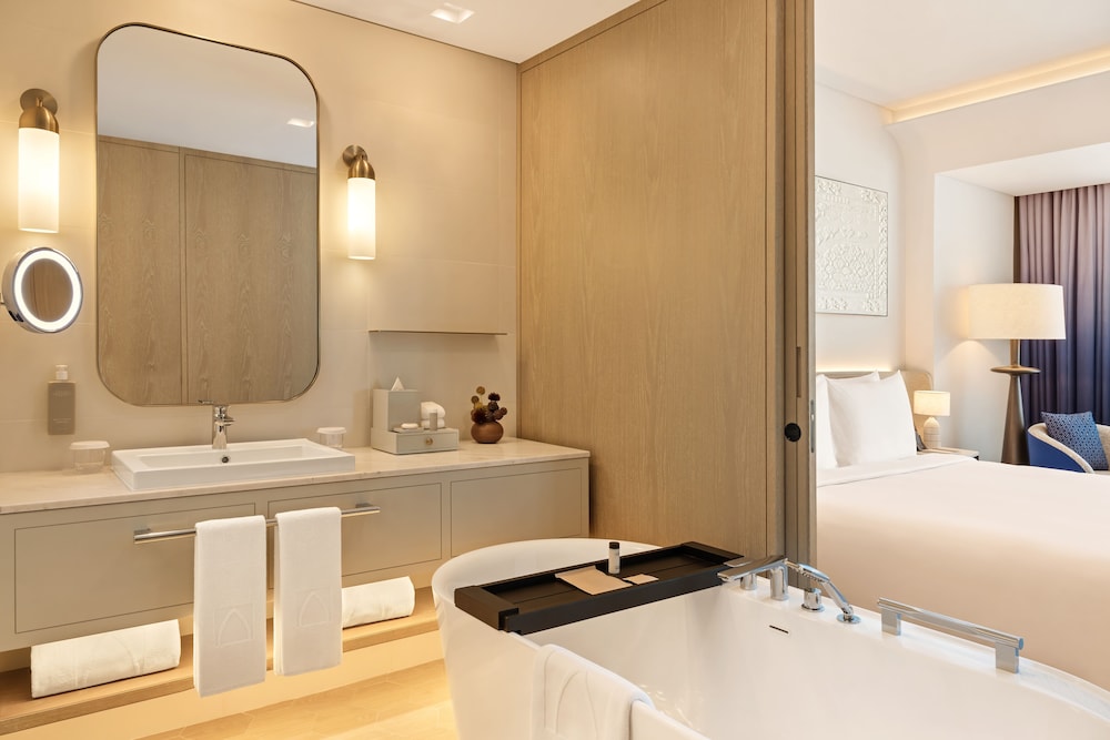 Deluxe Room, 1 King Bed (Partial Canal View) - Complimentary Lagoon Access photo 3