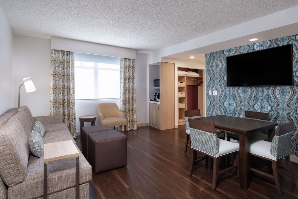 Suite, 1 Bedroom, Balcony - Photo 3