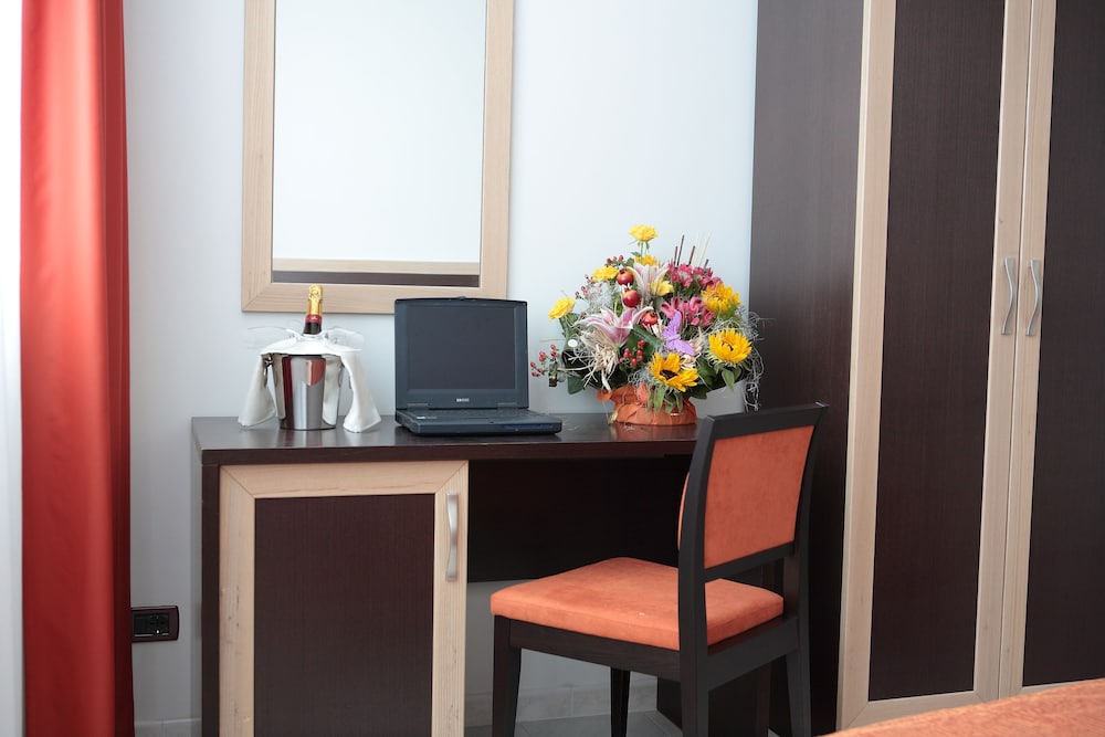 Classic Double or Twin Room, Ensuite photo 3