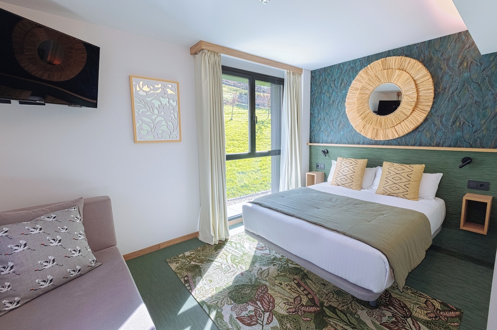 Design Double Room, 1 Queen Bed, Mountain View, Garden Area - Photo 1