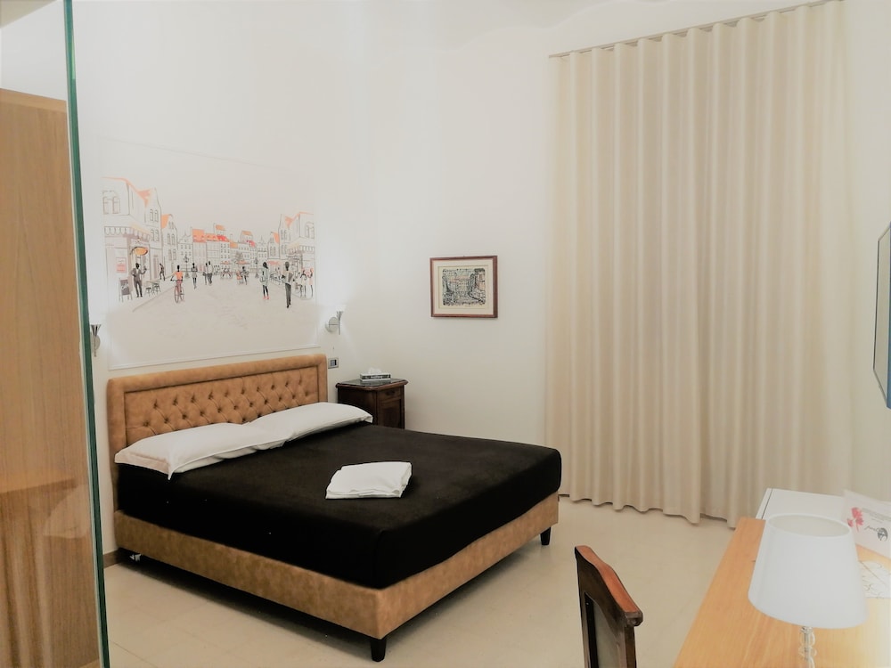 Deluxe Double Room (102)