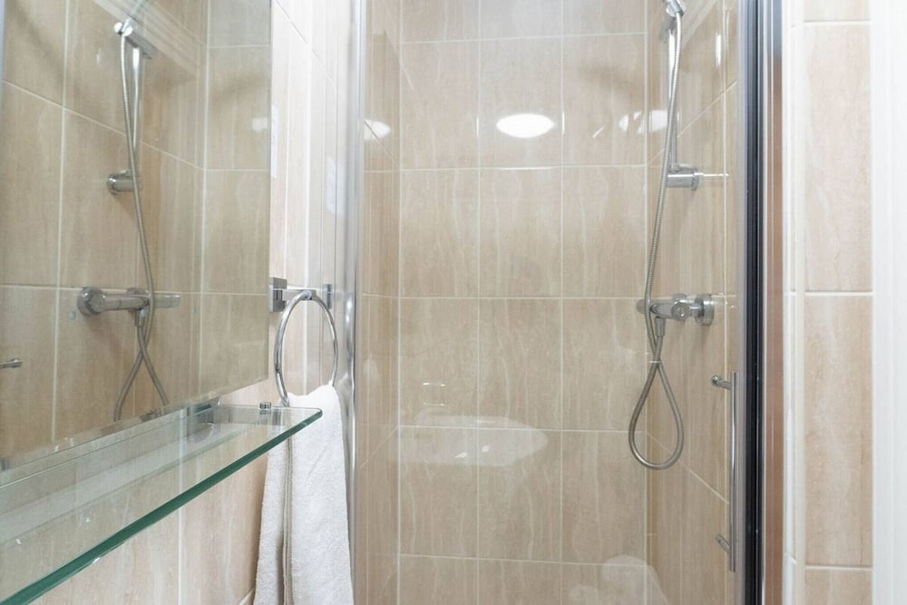 Family Suite, Ensuite photo 2