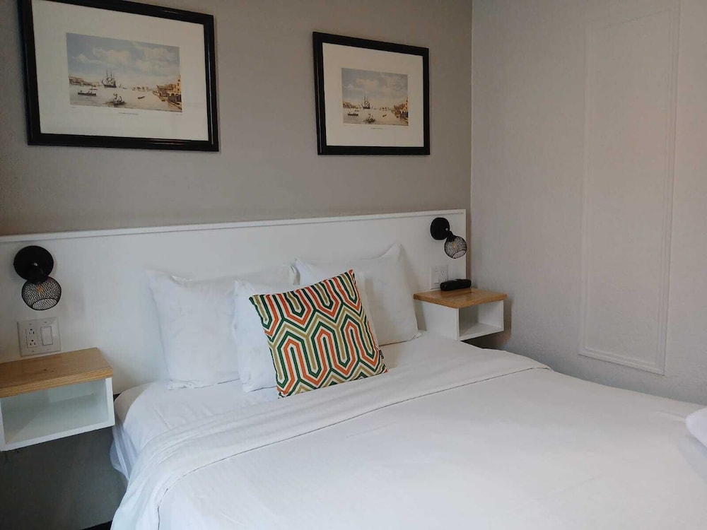 Standard Room, 1 Queen Bed - Photo 1