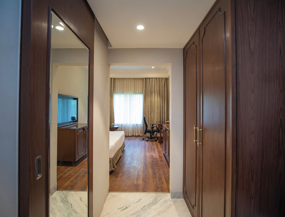 Executive Room, 1 King Bed, Balcony - Photo 7